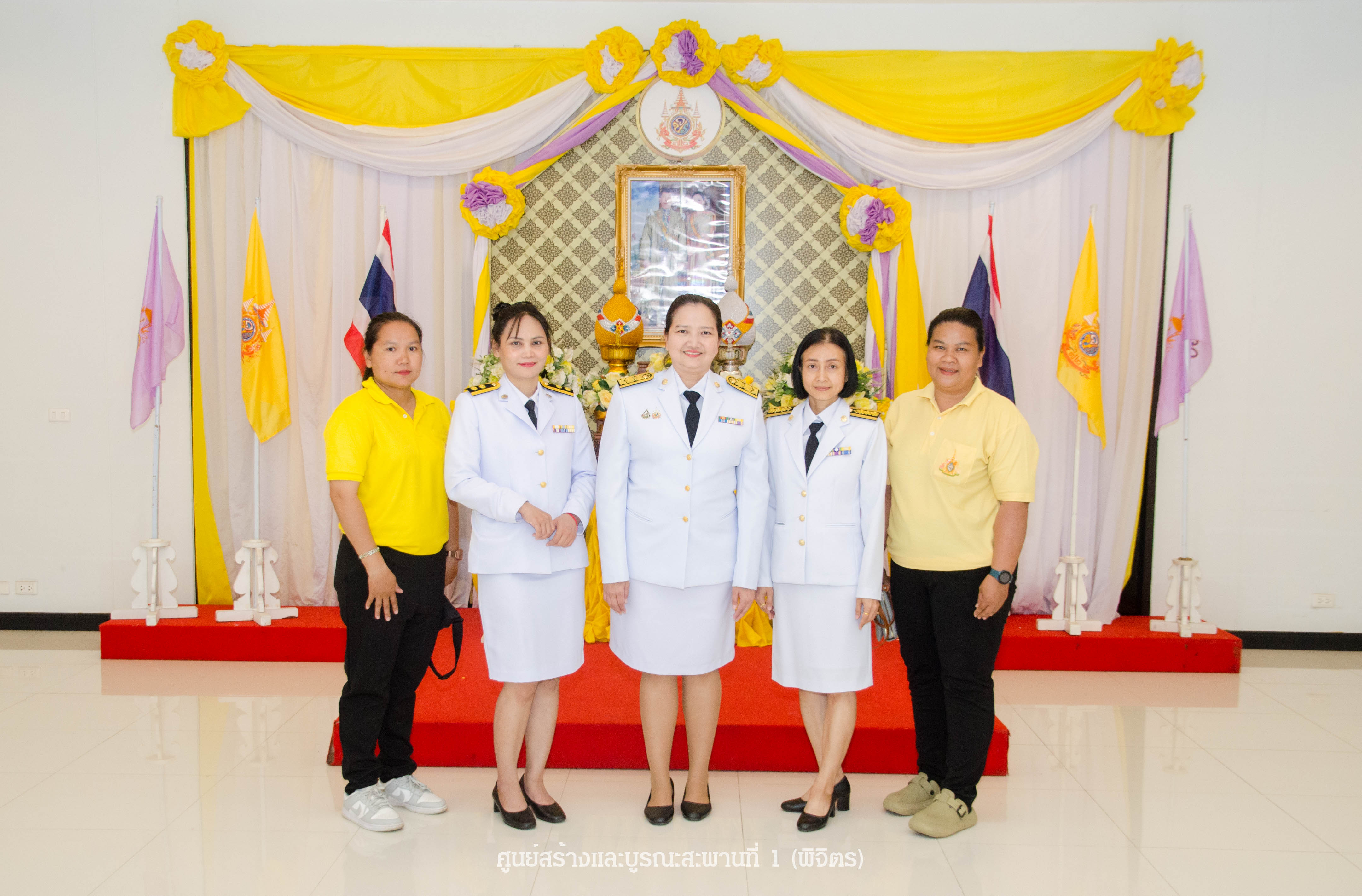 เข้าร่วมในการประกอบพิธีถวายเครื่องราชสักการะ และจุดเทียนชัยถวายพระพรชัยมงคล เฉลิมพระเกียรติพระบาทสมเด็จพระเจ้าอยู่หัว